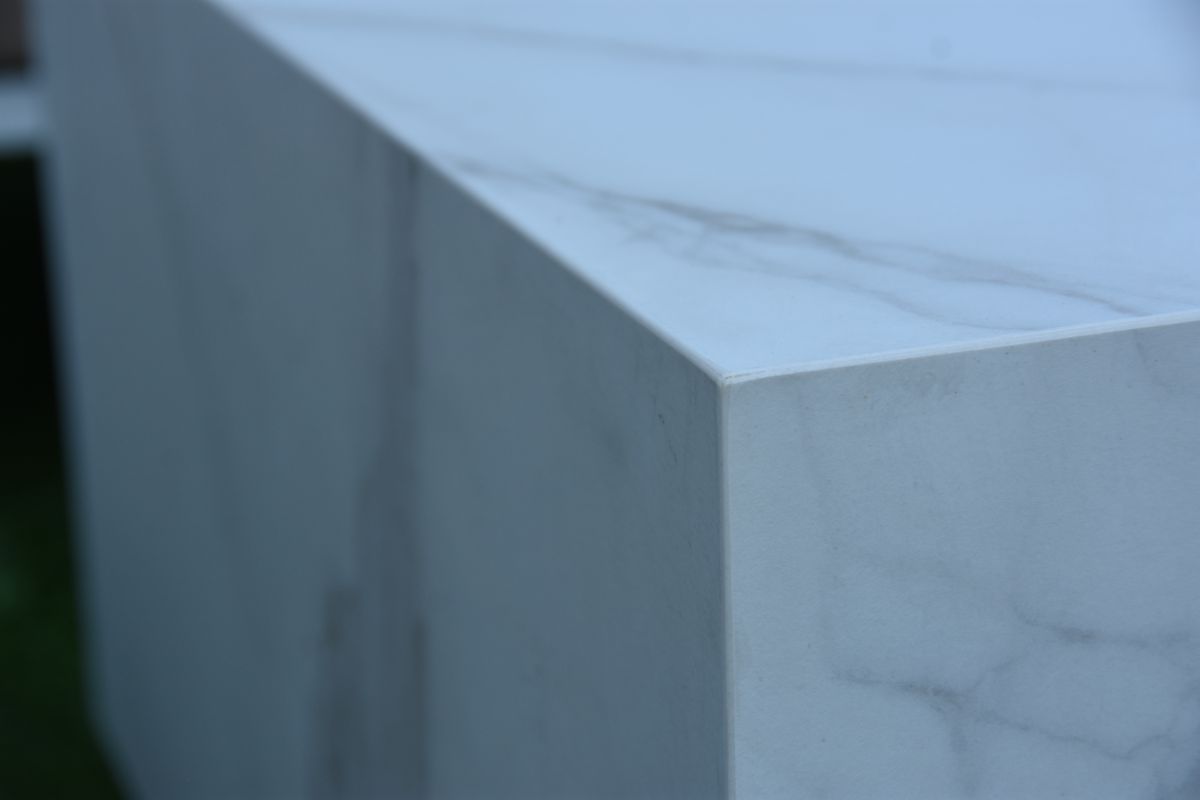 Krawędź stołu CARRARA w dekorze marmuru Carrara z bliska